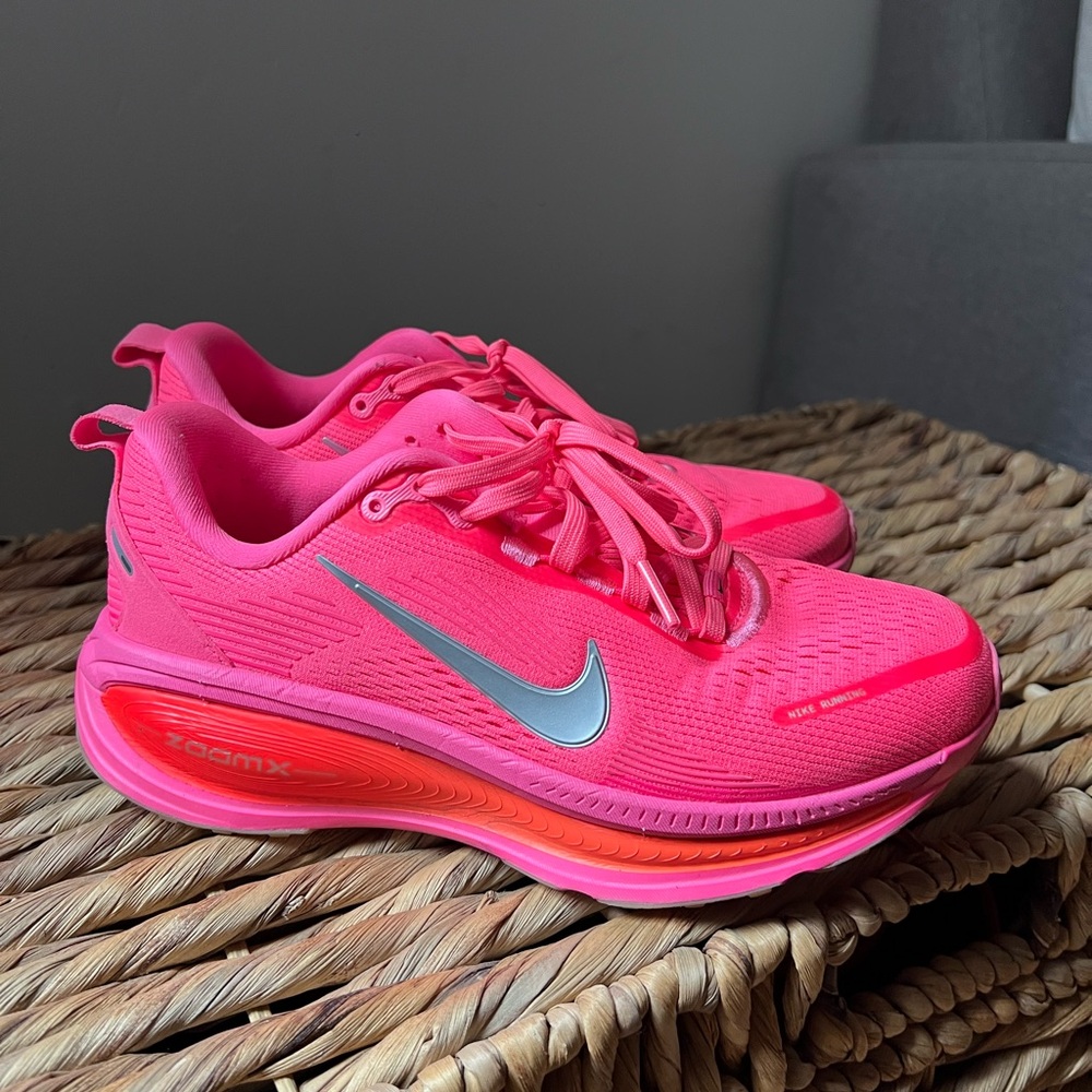Nike woman’s zoom exclusive after dark run size 7